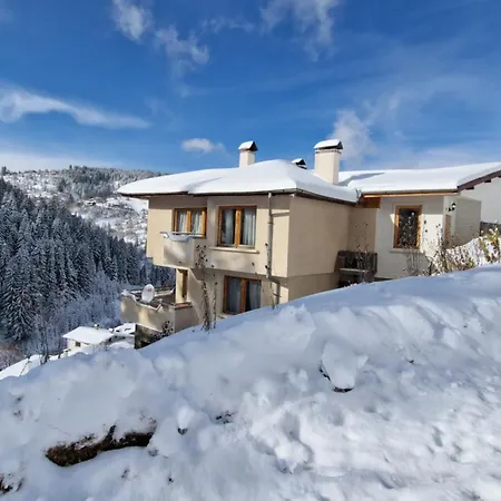 Cozy & Spacious Pamporovo Apartment